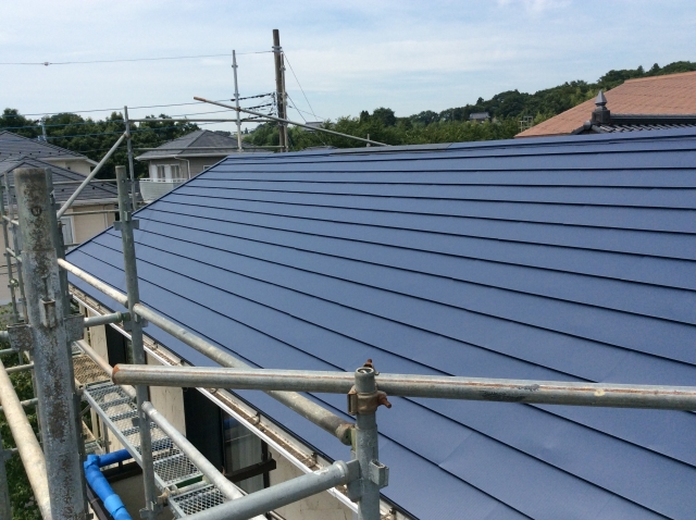 青いガルバリウムの金属屋根