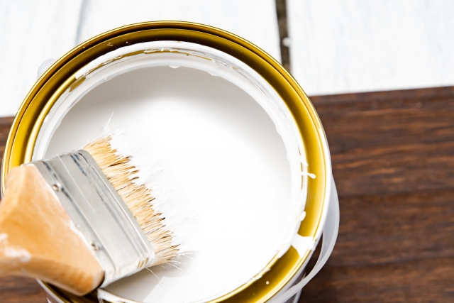 白色の外壁塗料と刷毛